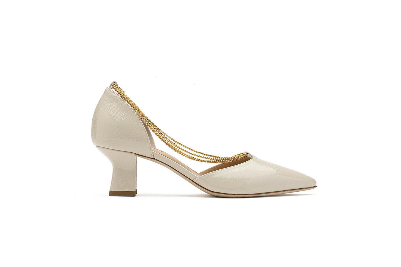 Linda Pearl White Lack d'orsay shoe shot from the side on a white-grey background