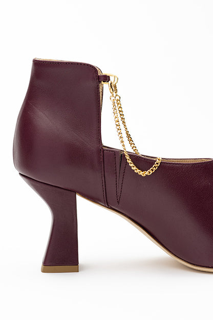 Kate Mulberry Shoe Boot zoom in on the 75 mm heel and from the side on a grey-white background