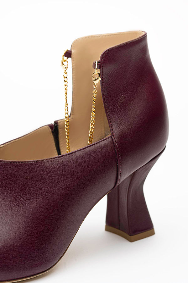 zoom in on the 75 mm heel of the Kate leather boot shoes shot at angle on a white background