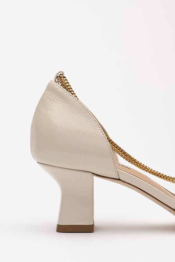 Zoom in on the 50 mm heel of the Linda Pearl White Lack D'orsay shoes shot from the side on white-grey background