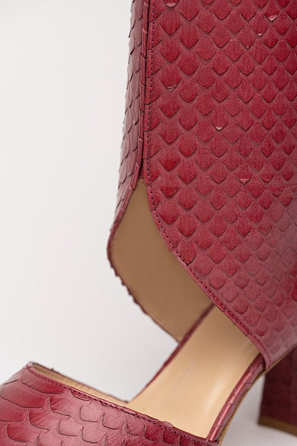 Zoom in at an angle on the middle of the Tyra RedCherry Python Print OpenBoot sole